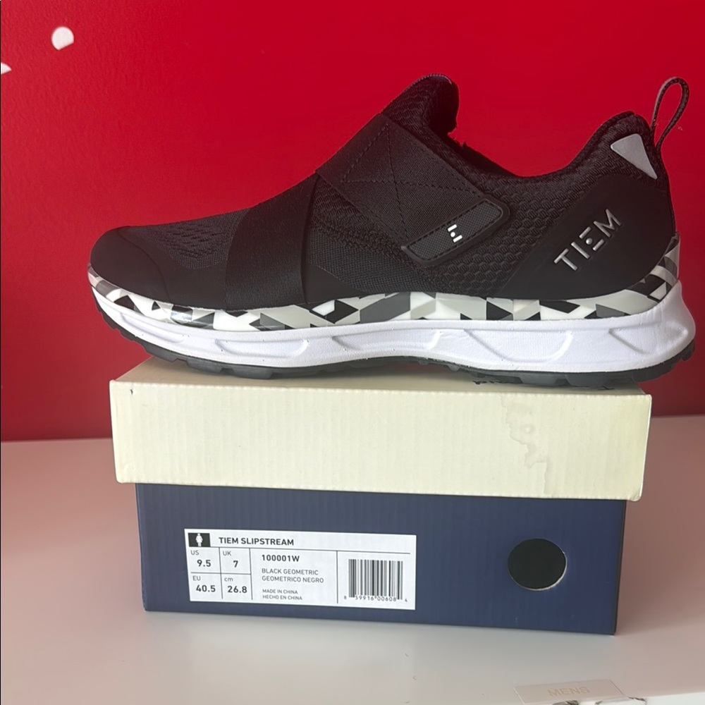Black Athletic Shoes with Breathable Mesh and Cushioned Midsoles
